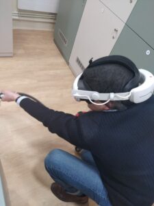 Stagiaire en formation incendie avec casque de réalité virtuelle et extincteur d'entraînement, TRINACRE